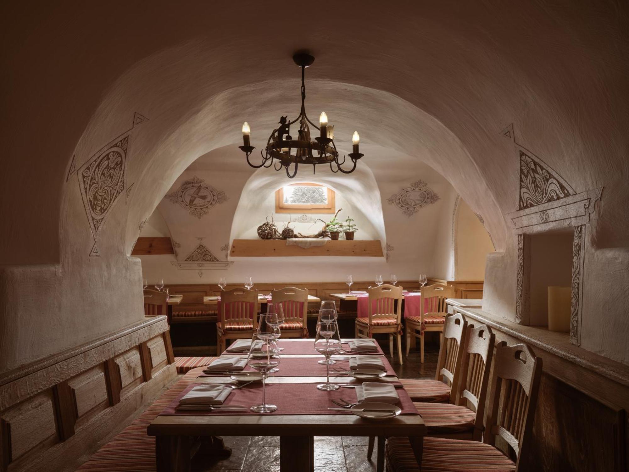 Precise Tale Seehof Davos Buitenkant foto Restaurant in the wine cellar